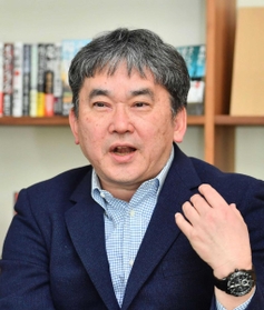 作家・真山仁さん＝東京都文京区（撮影・園田高夫）