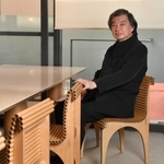 災害時の建築家の役割を問う坂茂さん。事務所のいすにも紙管を使う＝東京都世田谷区