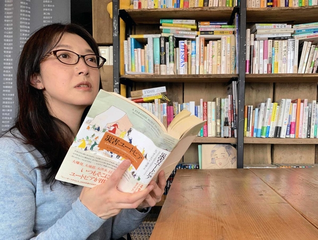 「被災地同士の連携が、次の被災地が困らない知恵を生む」と語る定池祐季さん＝北海道厚真町（提供写真）