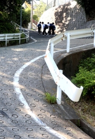 最高勾配　不明　勾配は不明ながら、屈指のきつさを誇る「クネクネ坂」＝神戸市東灘区住吉山手６