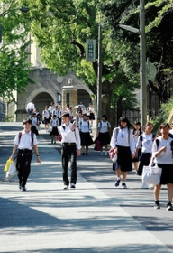 市バス２系統「神戸高校前」付近から、同校正門へ　阪急王子公園駅から続く長い坂道。その最終盤が「地獄坂」（撮影・辰巳直之）