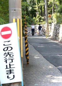 緑に覆われた急坂。上った先には階段がある（撮影・辰巳直之）深田池の西側から甲南病院東側へ延びる