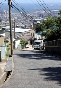 灘区篠原北町３から六甲学院中学・高校東側へ続く　頂上からは神戸東部の市街地を一望できる（撮影・辰巳直之）