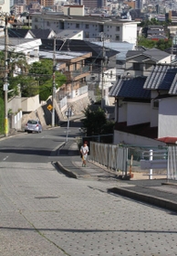 最高勾配　９．５％　多くの情報が寄せられた変電所近くの坂＝神戸市東灘区御影山手