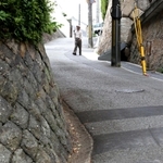 山陽須磨駅の西側。高架下から住宅街へ続く　大きくカーブする辺りの急勾配は、前に進むのも一苦労だ（撮影・辰巳直之）