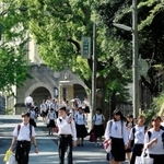 市バス２系統「神戸高校前」付近から、同校正門へ　阪急王子公園駅から続く長い坂道。その最終盤が「地獄坂」（撮影・辰巳直之）