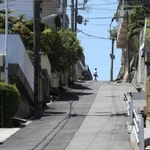 最高勾配　１９．７％　上りきった直後に急な下り坂。珍しい地形が記憶に残る＝神戸市垂水区旭が丘３