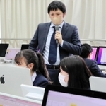 はりのある、よく通る声の林宏樹先生。教室の集中力が高まっていく＝雲雀丘学園高校