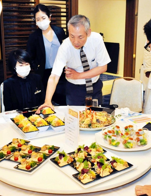 小皿に盛った「皿鉢風」料理の試食会＝高知市上町２、城西館