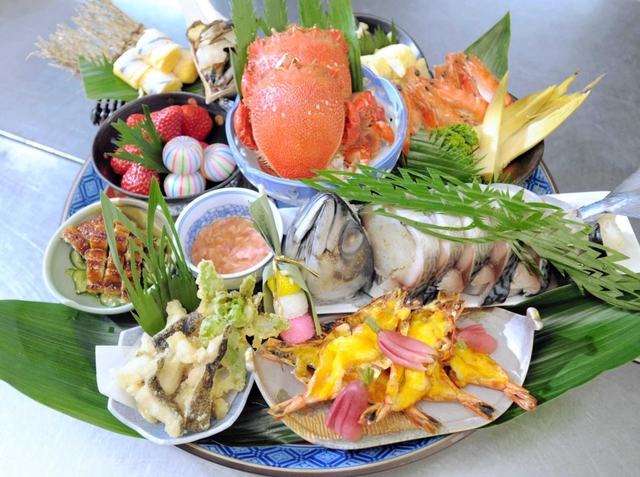サバの姿ずし、カニなどを豪快に盛り付けた皿鉢料理。皿鉢は大きい物で直径６０センチもある