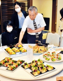 小皿に盛った「皿鉢風」料理の試食会＝高知市上町２、城西館