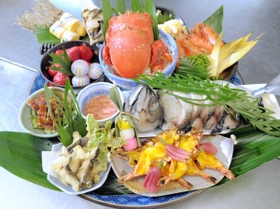 サバの姿ずし、カニなどを豪快に盛り付けた皿鉢料理。皿鉢は大きい物で直径６０センチもある