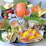 サバの姿ずし、カニなどを豪快に盛り付けた皿鉢料理。皿鉢は大きい物で直径６０センチもある