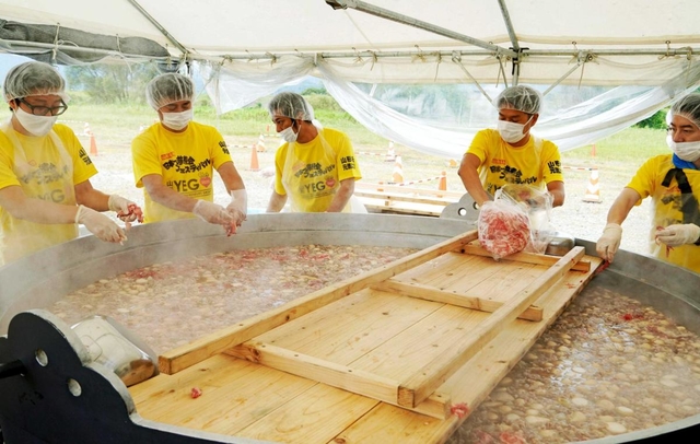 新型コロナウイルスの影響で中止となった「日本一の芋煮会フェスティバル」に代わるイベントで調理される芋煮＝９月、山形市