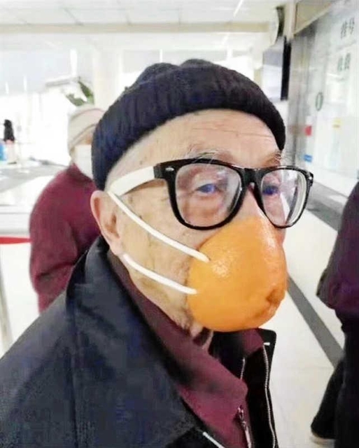 中国でマスクが品切れ状態に陥った１～２月には、果物を使った手作りマスク姿をインターネットに投稿する人も＝短文投稿サイト「微博（ウェイボ）」より
