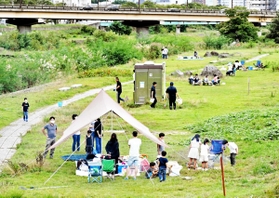 例年よりも少ないが、芋煮を楽しむ人たちが見られた＝山形市、馬見ケ崎川河川敷