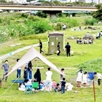 例年よりも少ないが、芋煮を楽しむ人たちが見られた＝山形市、馬見ケ崎川河川敷