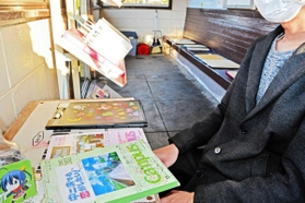 ＪＲ東美浜駅で「応援ノートを戻してほしい」と話す男性＝福井県美浜町