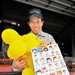 風船と園児たちのメッセージを手に笑顔の中島さん＝長野県飯島町
