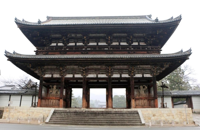 世界遺産・仁和寺の二王門＝２０１８年１２月、京都市右京区