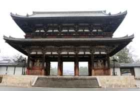 世界遺産・仁和寺の二王門＝２０１８年１２月、京都市右京区