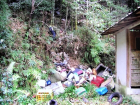２００７年当時、仁和寺境内にはより多くの大型ごみが散乱していたという（仁和寺提供）