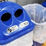 自動販売機の横にある「リサイクルボックス」。投入口は分かれているが、中に仕切りはない