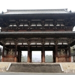 世界遺産・仁和寺の二王門＝２０１８年１２月、京都市右京区