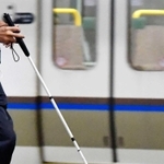 白杖を手に駅のホームを歩く視覚障害者。単独乗車の場合、１００キロを超えなければ割引が適用されない鉄道も多い