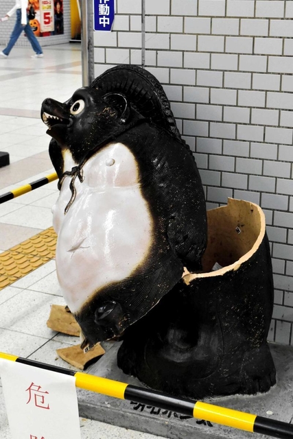 真っ二つになった「明石ポン太」＝９月２９日、ＪＲ明石駅