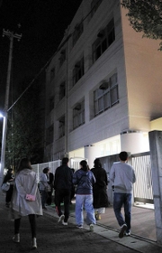 教員間の暴行・暴言問題で説明会に集まった保護者ら＝１６日夜、神戸市須磨区堀池町１、市立東須磨小学校