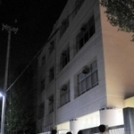 教員間の暴行・暴言問題で説明会に集まった保護者ら＝１６日夜、神戸市須磨区堀池町１、市立東須磨小学校