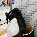 真っ二つになった「明石ポン太」＝９月２９日、ＪＲ明石駅
