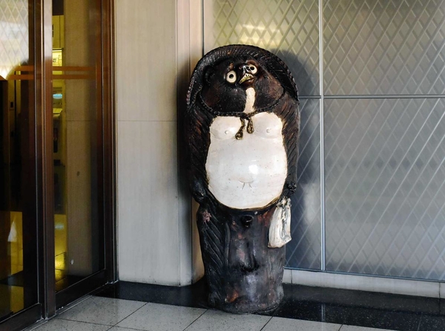 ３代目の“兄弟”に当たる明石市役所のタヌキの焼き物＝明石市役所