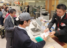 年賀はがきの販売初日に行列ができた窓口＝１日午前、神戸市中央区栄町通６、神戸中央郵便局（撮影・鈴木雅之）