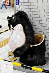 真っ二つになった３代目明石ポン太＝ＪＲ明石駅