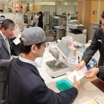 年賀はがきの販売初日に行列ができた窓口＝１日午前、神戸市中央区栄町通６、神戸中央郵便局（撮影・鈴木雅之）
