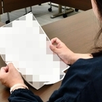 取材に応じる元パート保育士の女性。手元の資料には自身が受けた嫌がらせの内容がまとめられていた＝神戸市内