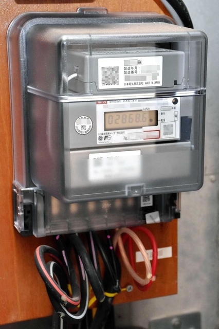 住宅に取り付けられている電力メーター＝神戸市中央区（画像を一部加工しています）