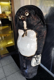 ４代目「明石ポン太」襲名が決まったタヌキの焼き物＝明石市役所