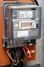 住宅に取り付けられている電力メーター＝神戸市中央区（画像を一部加工しています）