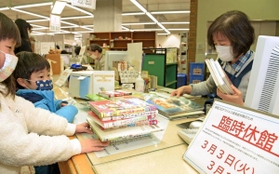 臨時休館に備え、大量の本を借りる子どもたち＝１日午前、神戸市中央区楠町７、市立中央図書館（撮影・後藤亮平）