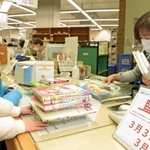 臨時休館に備え、大量の本を借りる子どもたち＝１日午前、神戸市中央区楠町７、市立中央図書館（撮影・後藤亮平）
