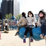 本当ならぴかぴかのランドセルを背負っているはずの小学１年生も公園に。遊具の感染リスクも指摘されるが、見守る保護者は「毎日家に閉じ込めてはおけない」。なるべく子どもの少ない時間帯を狙ったり、マスクの着用や手洗いを注意したりと、心を砕いていた＝神戸市須磨区千歳町２、千歳公園（撮影・吉田敦史）