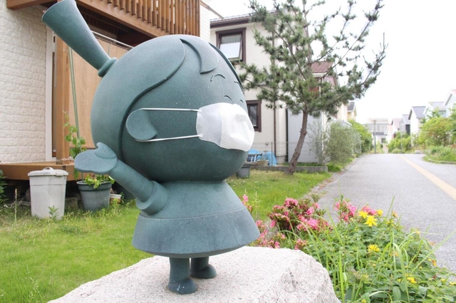 リンゴの花公園周辺の遊歩道に並ぶマスクを着けた女の子のモニュメント＝三田市ゆりのき台５