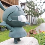 リンゴの花公園周辺の遊歩道に並ぶマスクを着けた女の子のモニュメント＝三田市ゆりのき台５