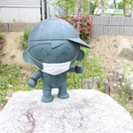 帽子に加えてマスクを着けた男の子の像＝三田市ゆりのき台５
