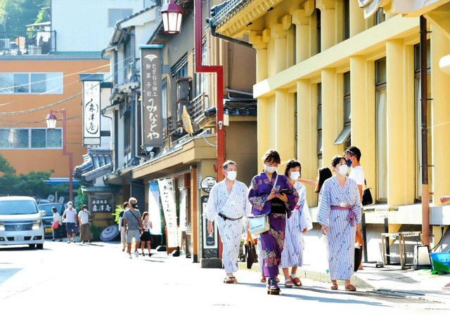 マスク姿で温泉街を歩く観光客＝豊岡市城崎町湯島（撮影・吉田敦史）