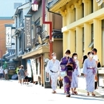 マスク姿で温泉街を歩く観光客＝豊岡市城崎町湯島（撮影・吉田敦史）