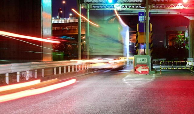 無人の料金所を停車せずに通過していく車両＝１１月１６日午後１０時すぎ、神戸市灘区摩耶埠頭（撮影・中西幸大）